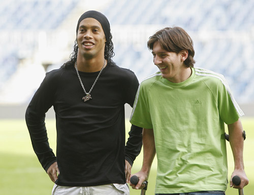 足球英超历史第2000场比赛达成（英超联赛迎来历史第2000场比赛）