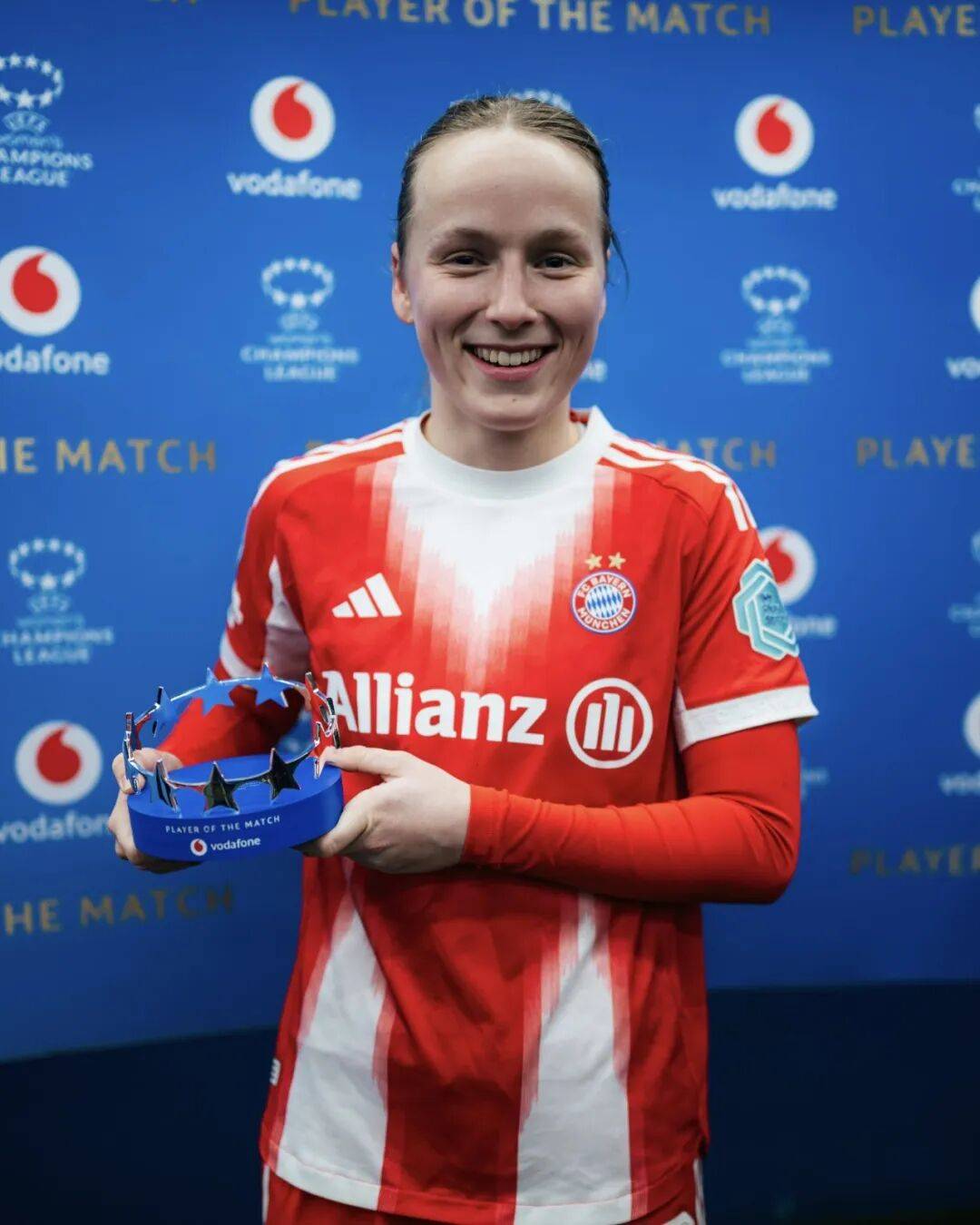 贾顺浩获英国杰出校友奖：盼更多中国年轻球员或教练继续开拓（贾顺浩荣膺英国杰出校友奖，期待更多中国青年球员与教练勇于开拓）