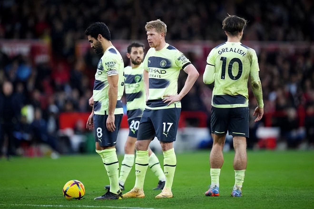 太疼了，萨勒马克尔斯被对手踩中后在地上抽动（萨勒马克尔斯遭对手踩踏后痛苦抽搐倒地）