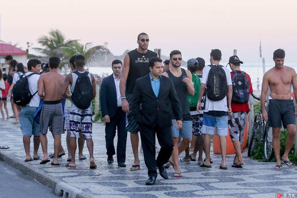 米兰欲以恩昆库换莱万 巴萨消息人士否认交易（米兰拟用恩昆库换莱万，巴萨方面否认）