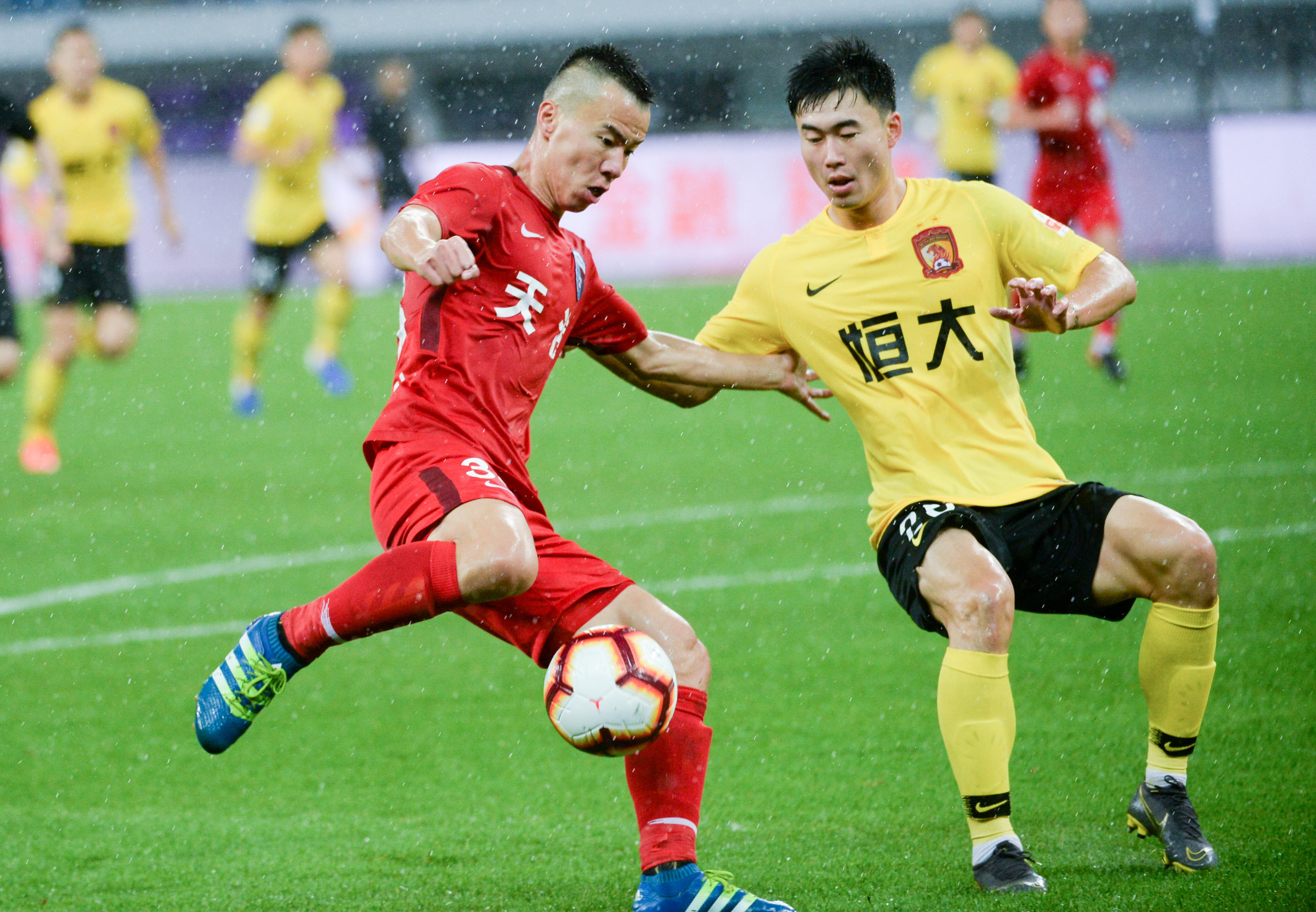 拉波尔塔犀利比喻：一群公鸡如何搅乱皇家马德里的鸡舍？（拉波尔塔妙喻：一群公鸡如何闹翻皇马鸡舍？）