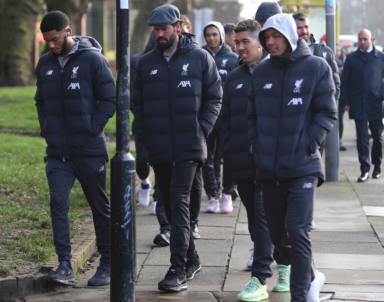 郎才女貌！英媒：库尔图瓦携妻子参加颁奖典礼，后者闪耀全场（英媒：库尔图瓦携妻亮相颁奖礼，太太光彩夺目）